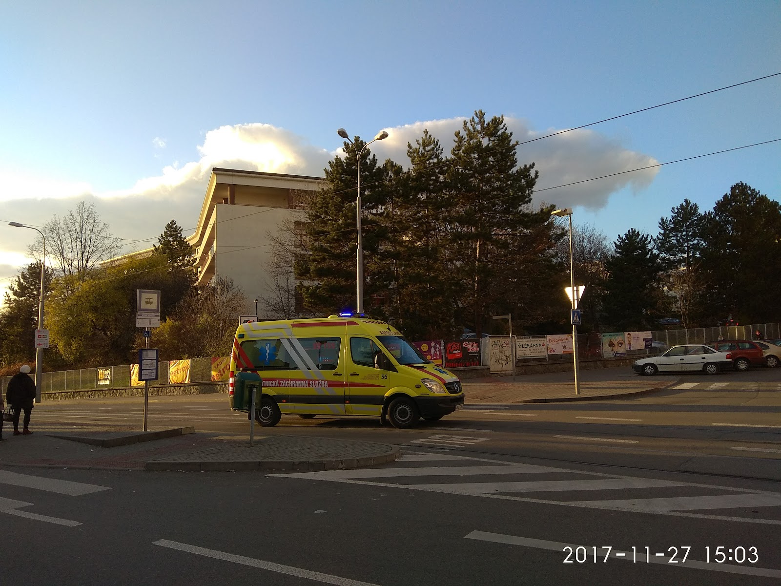 Sanitka záchranné služby před budovou dětské nemocnice